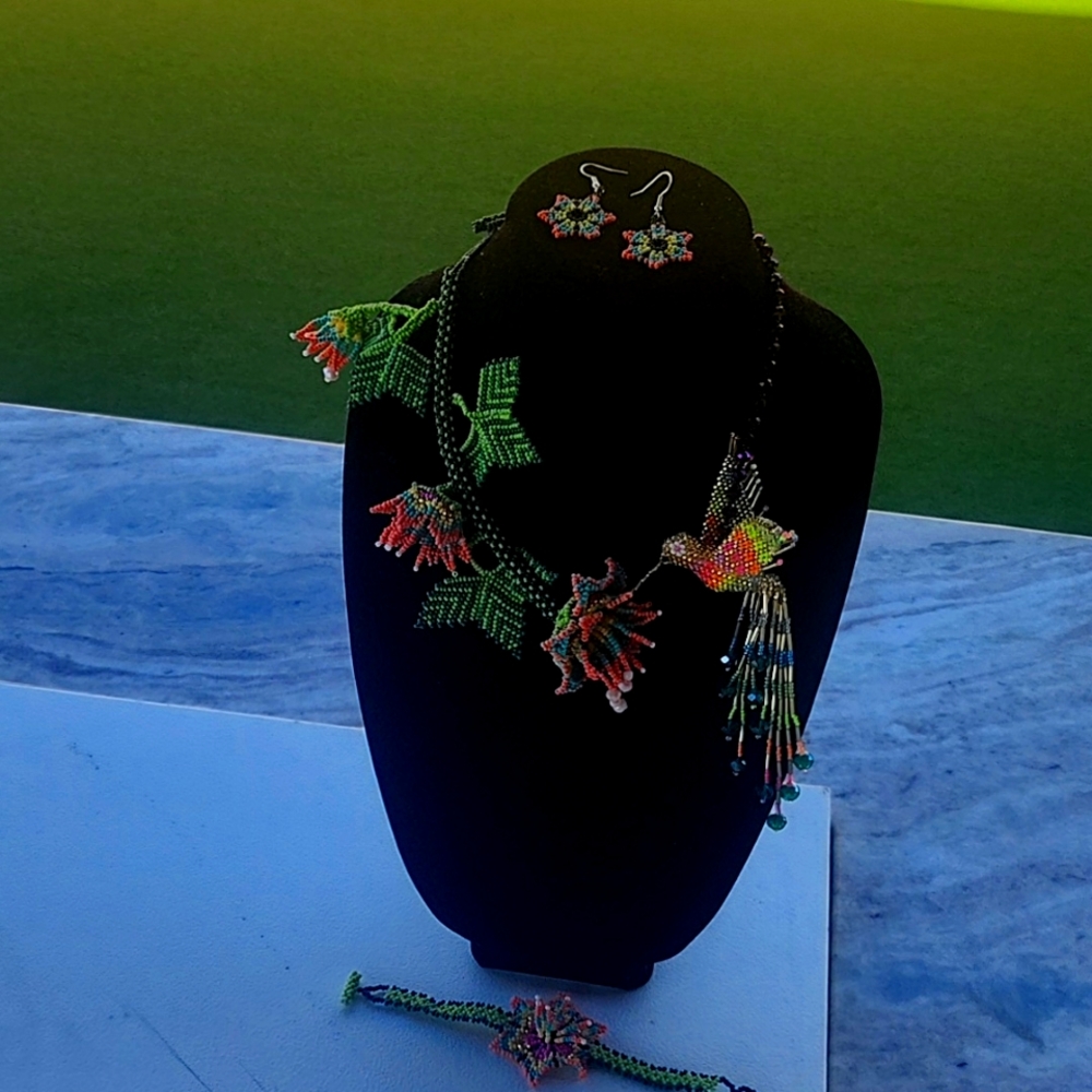 Hummingbird floral necklace set - Picture 15 of 16
